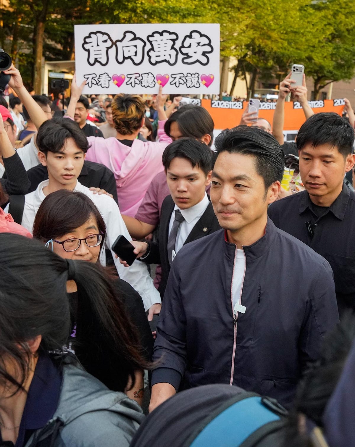台北市長蔣萬安以公務視察名義出席同志遊行，現場噓聲抗議標語不斷。 圖：張良一/攝