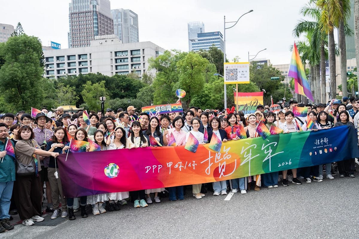 新北市長候選人、立法委員蘇巧慧今（31）日與副總統蕭美琴、苗栗市長候選人林月琴，以及多位民進黨黨公職共同出席「第24屆台灣同志遊行」。 圖：蘇巧慧競總提供
