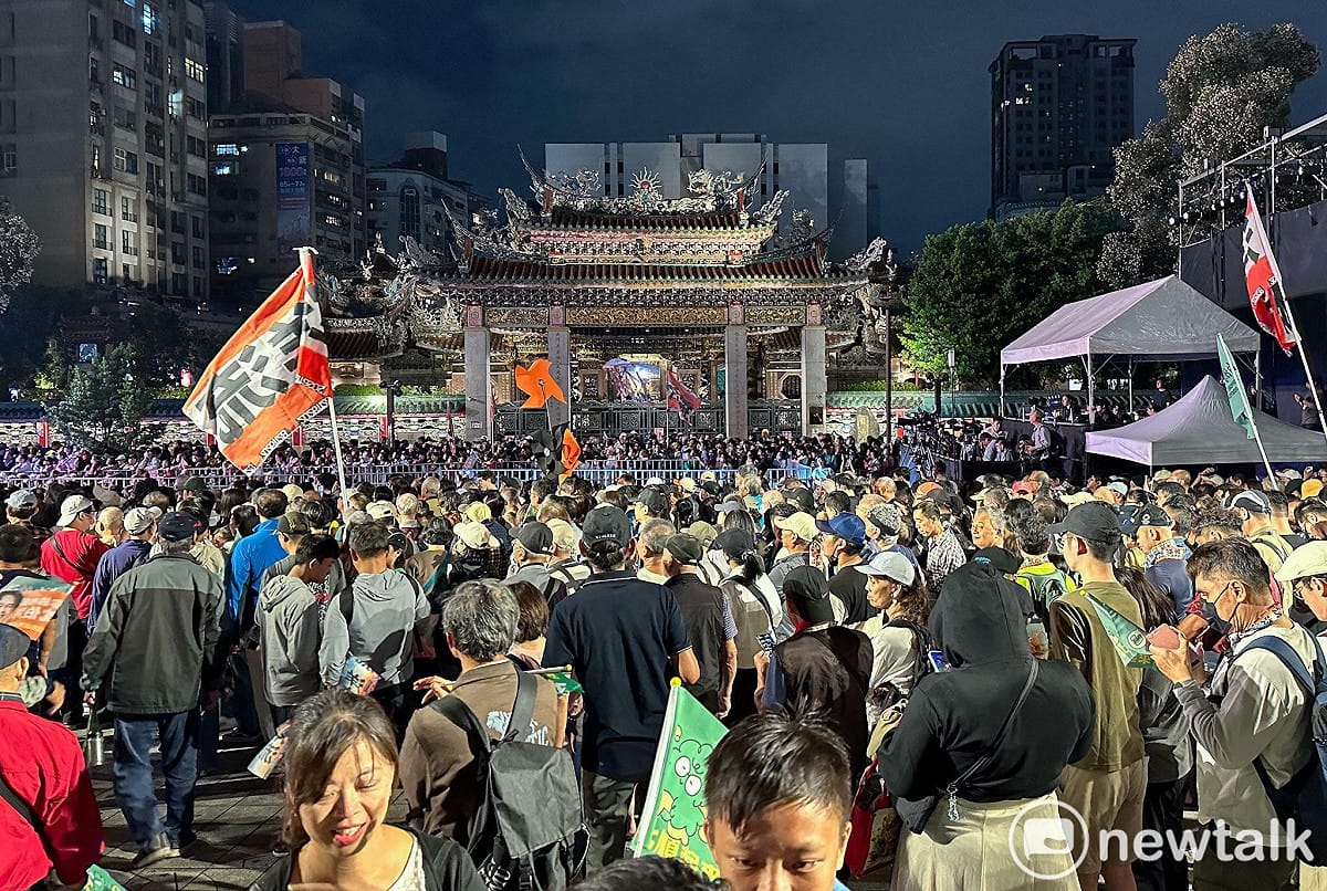 民進黨台北市長沈伯洋今（31）晚在萬華區龍山寺前舉行「大洋流」中正萬華站，現場「洋流」熱情激昂。 圖 : 張良一/攝