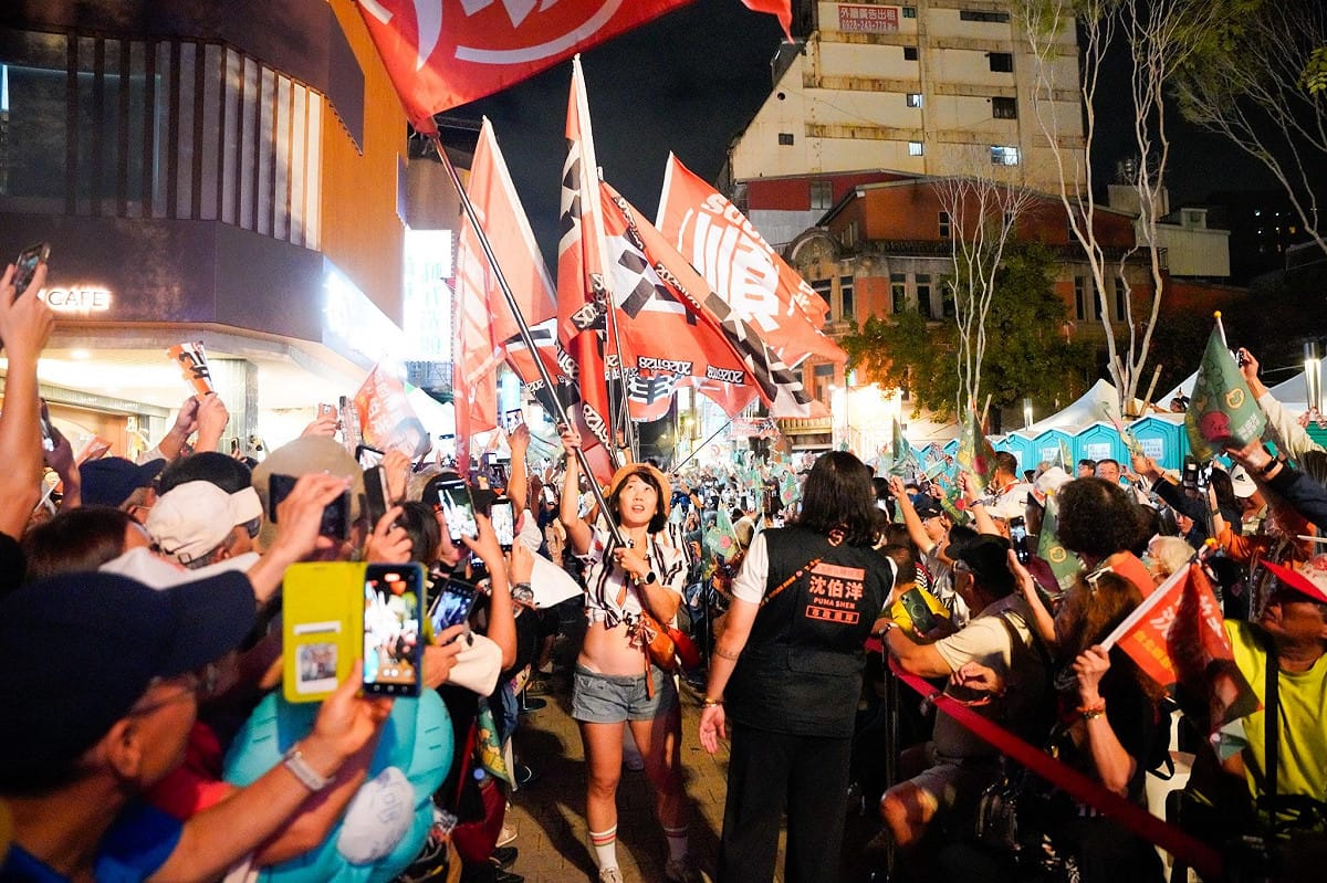 「台北大洋流」再度湧現大批支持者，現場旗海飄揚，民眾高舉旗幟迎接沈伯洋。 圖：張良一／攝