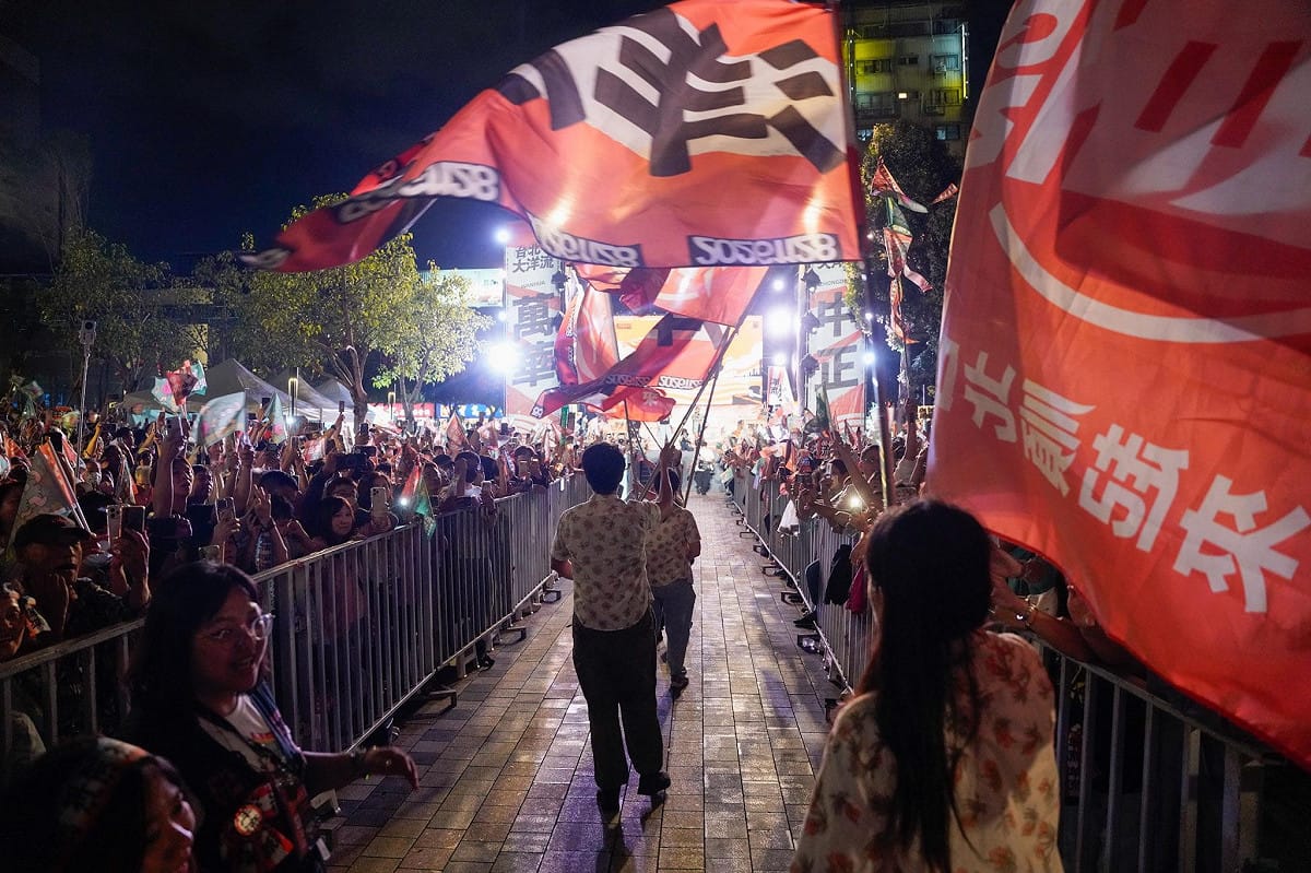 從現場畫面可見，艋舺公園周邊擠滿支持者，旗幟在夜空中揮舞，現場人潮一路延伸至街口。 圖：張良一／攝