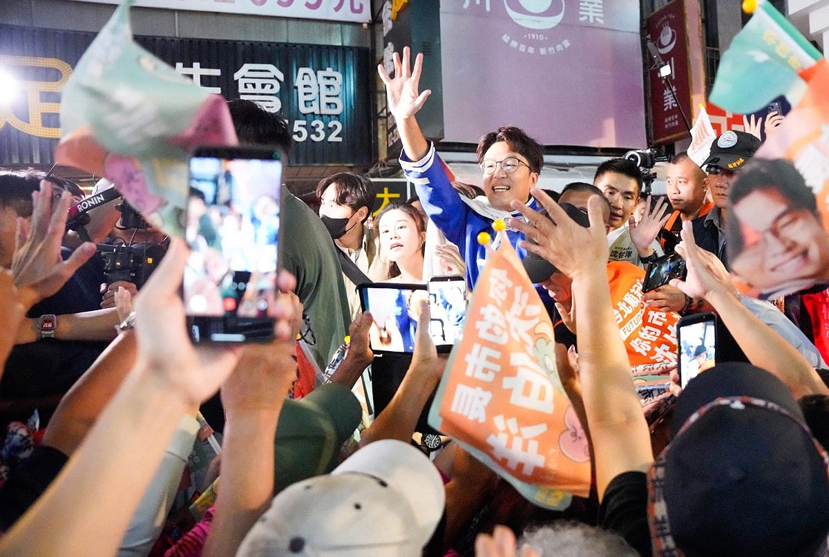 沈伯洋在維安人員陪同下穿越人群，沿途不斷向支持者揮手致意，現場民眾爭相拍照。 圖：張良一／攝