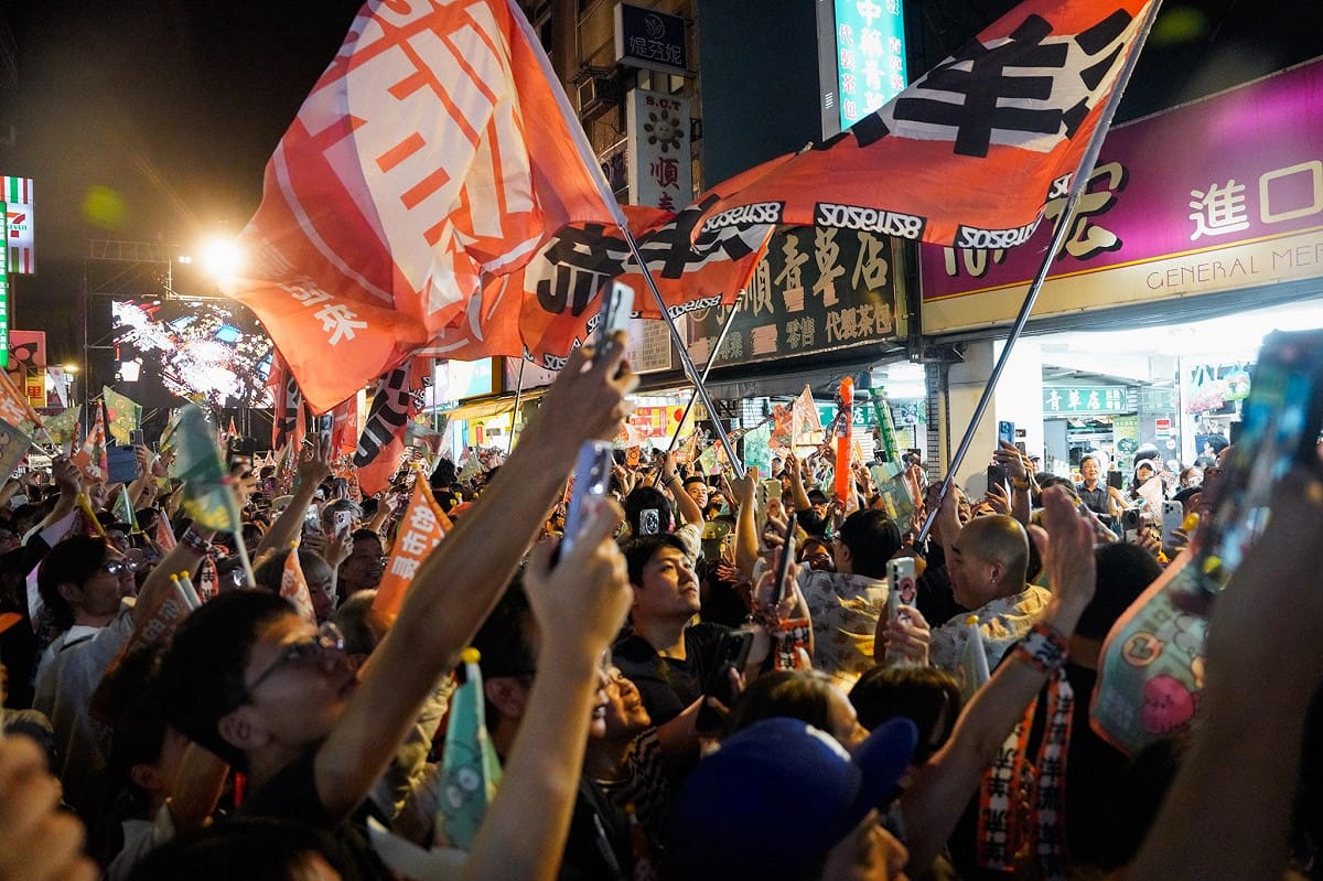 「台北大洋流」再度湧現大批支持者，現場旗海飄揚，民眾高舉旗幟迎接沈伯洋。 圖：張良一／攝