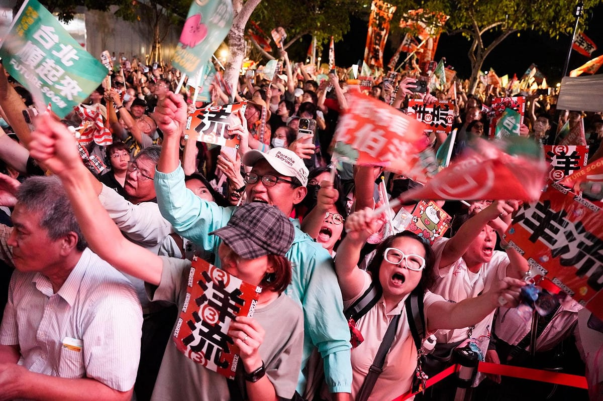 「台北大洋流」再度湧現大批支持者，現場旗海飄揚，民眾高舉旗幟迎接沈伯洋。 圖：張良一／攝
