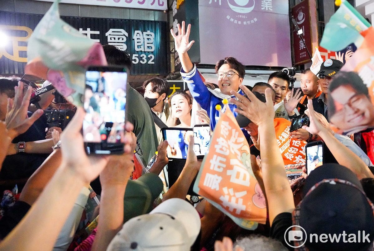 民進黨台北市長候選人沈伯洋「台北大洋流」車掃今開到中正萬華區。 圖：張良一 / 攝