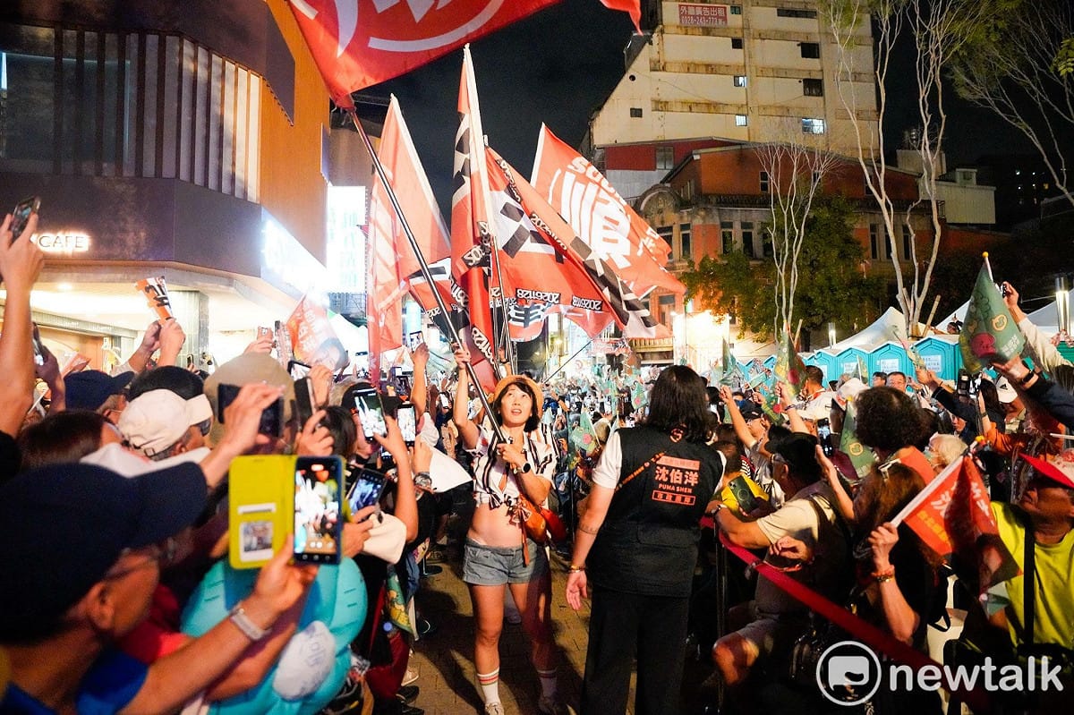 民進黨台北市長候選人沈伯洋「台北大洋流」車掃今開到中正萬華區。 圖：張良一 / 攝