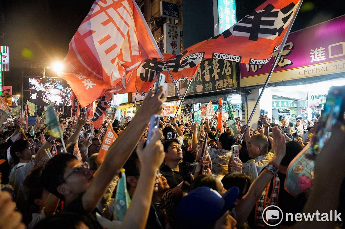 民進黨台北市長候選人沈伯洋「台北大洋流」車掃今開到中正萬華區。 圖：張良一 / 攝