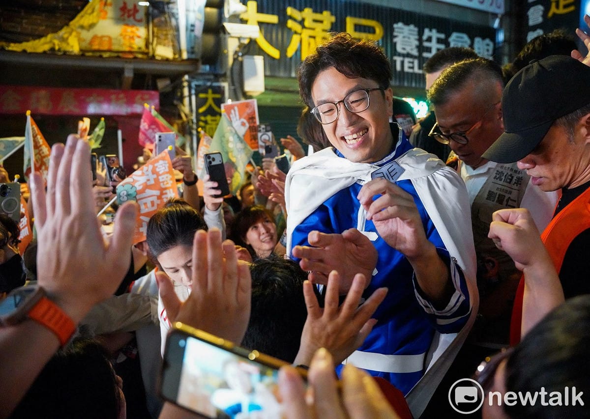 民進黨台北市長候選人沈伯洋「台北大洋流」車掃今開到中正萬華區。 圖：張良一 / 攝