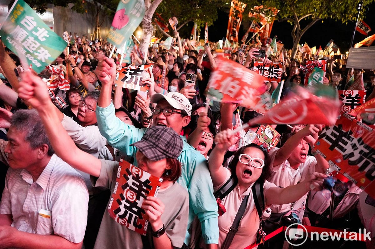 民進黨台北市長候選人沈伯洋「台北大洋流」車掃今開到中正萬華區。 圖：張良一 / 攝
