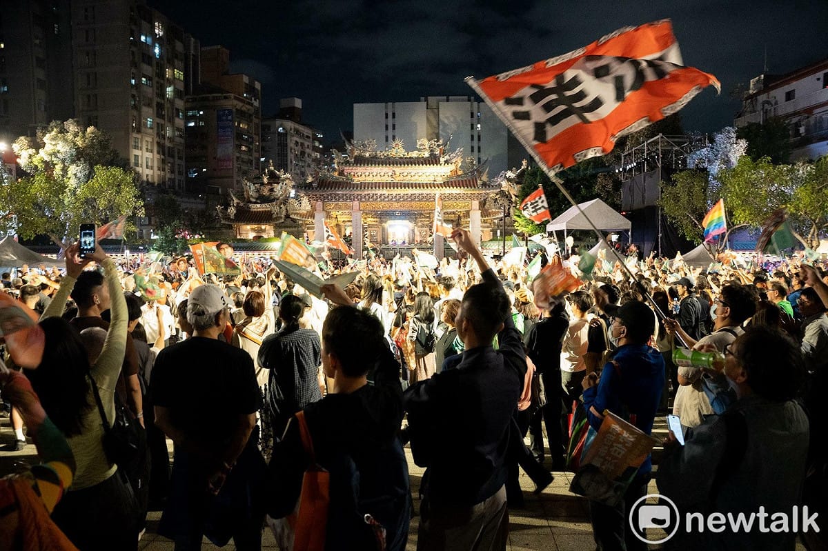 民進黨台北市長候選人沈伯洋「台北大洋流」車掃今開到中正萬華區。 圖：張良一 / 攝