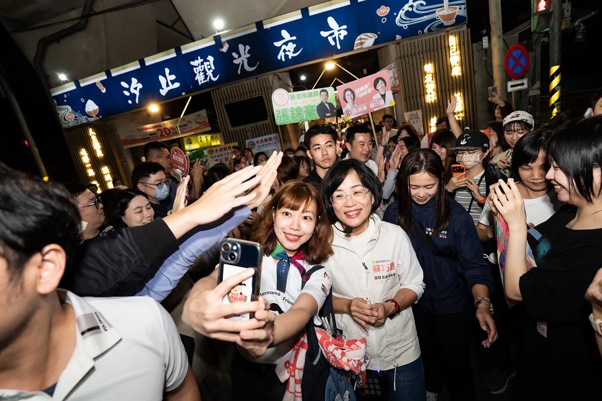 新北市長候選人、立法委員蘇巧慧今（31）晚前往汐止觀光夜市、汐止樟樹夜市掃街，現場湧入500多位民眾等待與蘇巧慧拍照、合影。 圖：蘇巧慧競總提供