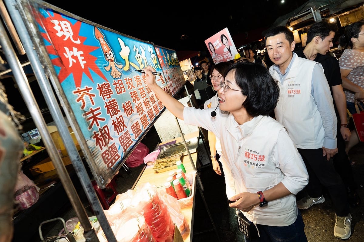 沿途攤商搶著請蘇巧慧在招牌、牆面上簽名，蘇巧慧來者不拒，展現超高人氣。 圖：蘇巧慧競總提供