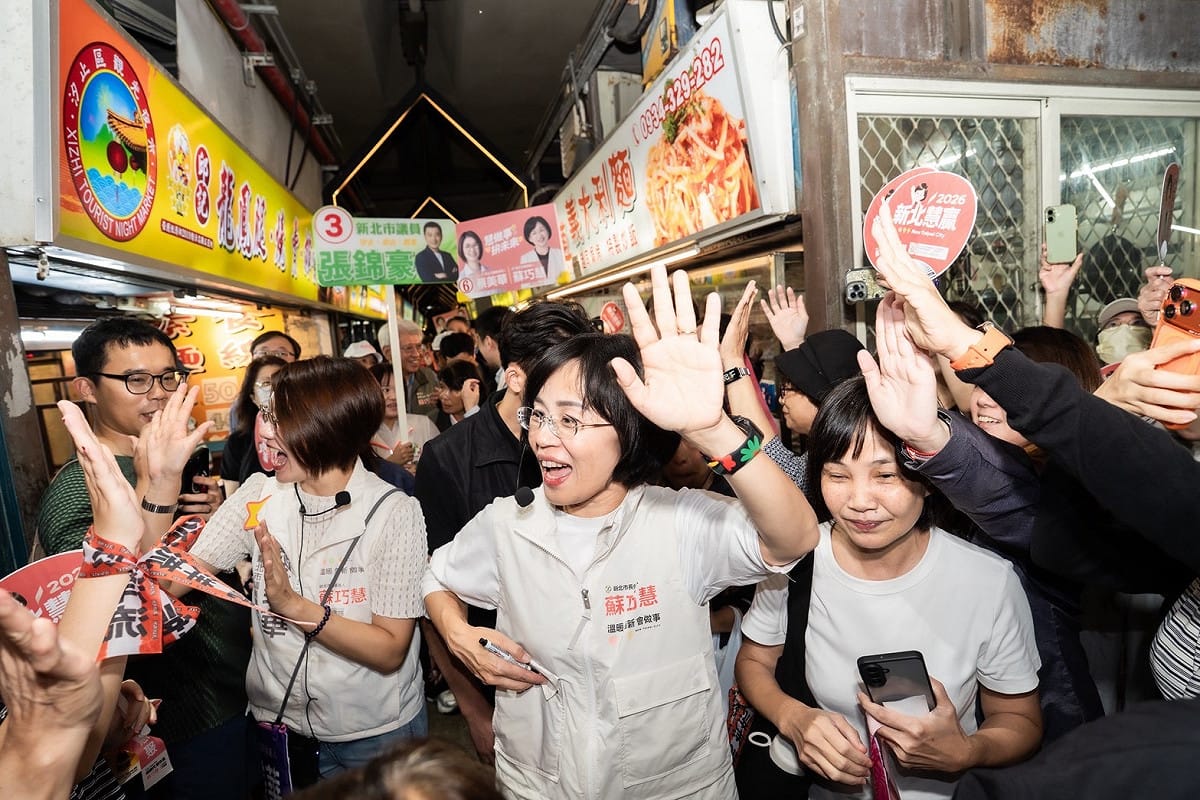蘇巧慧一到場，眾人立刻爆出熱烈歡呼聲，高喊「2026、新北會贏！」、「凍蒜！」展現超高人氣。 圖：蘇巧慧競總提供