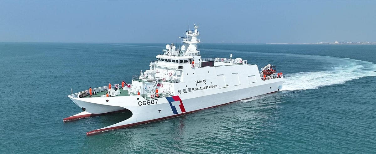 海巡署表示，已調派「吉安艦」等艦艇全程監控海警虎獅艦編隊。 圖：海巡署提供