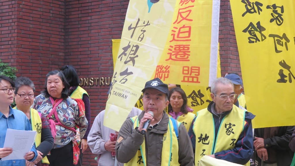 民團表示，宏竹村跟三塊厝爭議，去年4月聽證會已有結論，現在政府再次針對兩地舉行聽證，可能是因為仲介跟贊成方的壓力，因此選擇不表態。 圖：環境法律人協會/提供