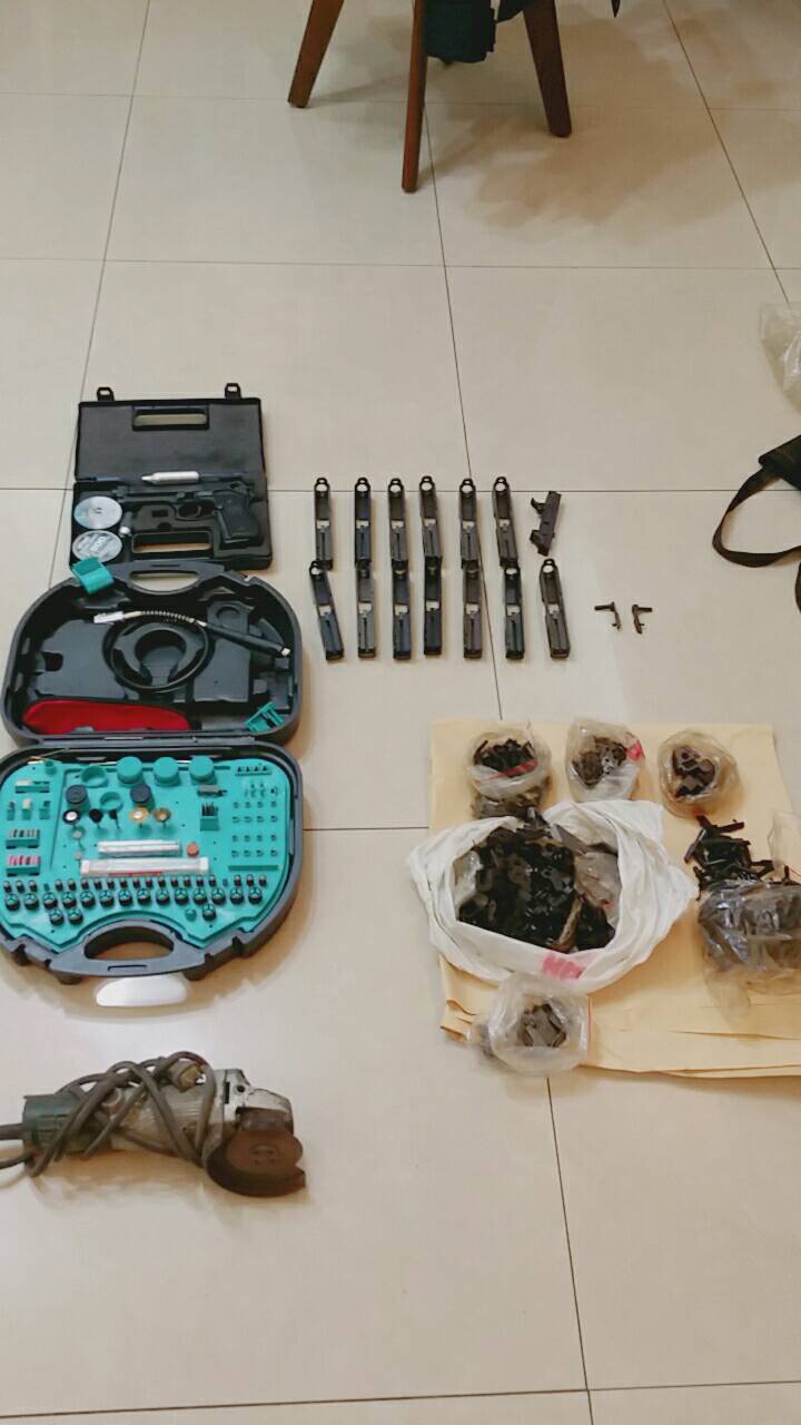 警方表示，現場有數量驚人的槍彈火藥及改造工具，疑似幫派間可能發生火拼械鬥。 圖：台北市警察局南港分局/提供