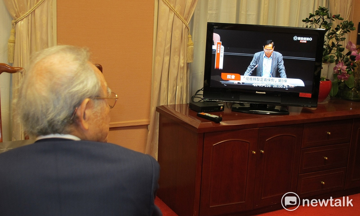 蔡寬裕5日在立法院院長室透過電視瞭解促轉條例立法。 圖：林朝億/攝