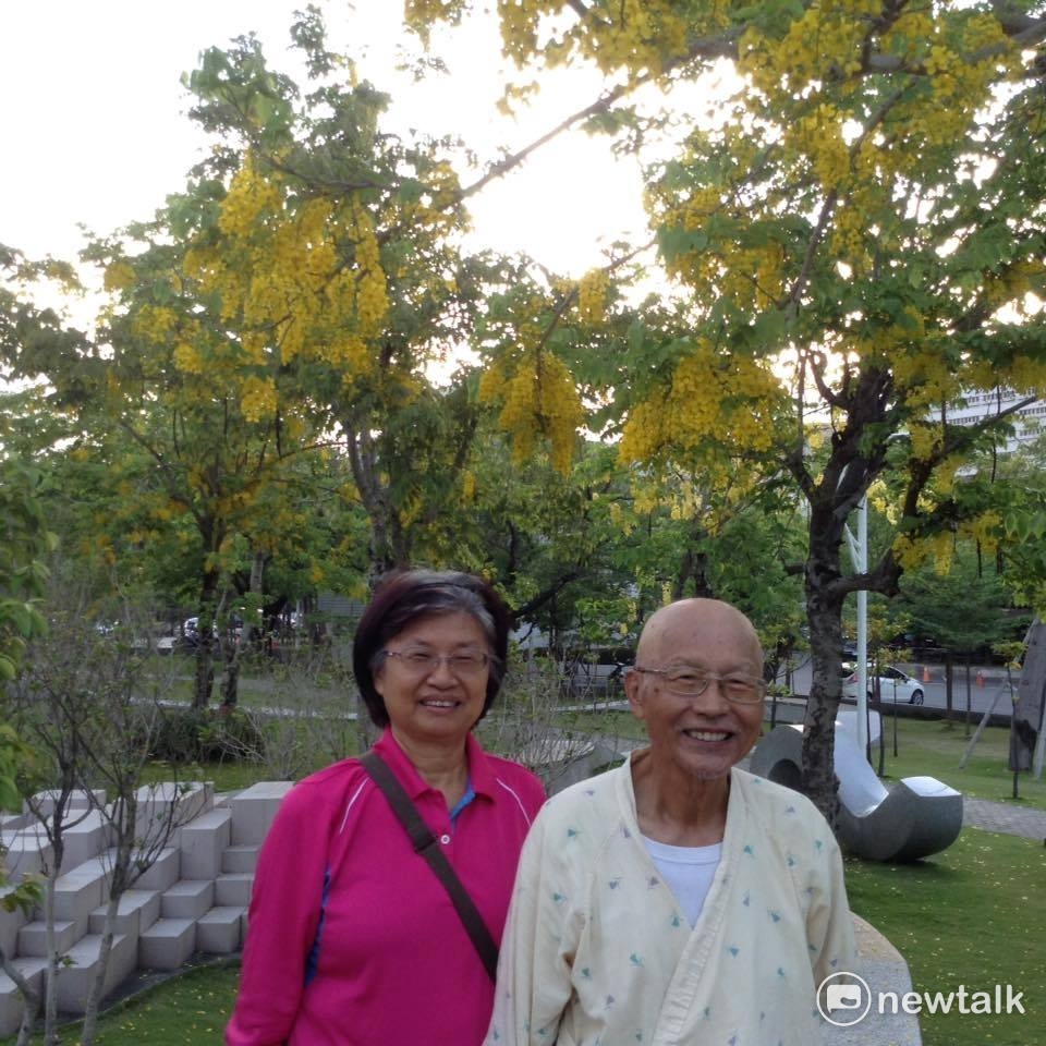 永遠的農民立委戴振耀於長庚養病時，夫妻在高雄長庚旁得大貝湖合照。 圖:翻攝自耀嫂姜素珍臉書