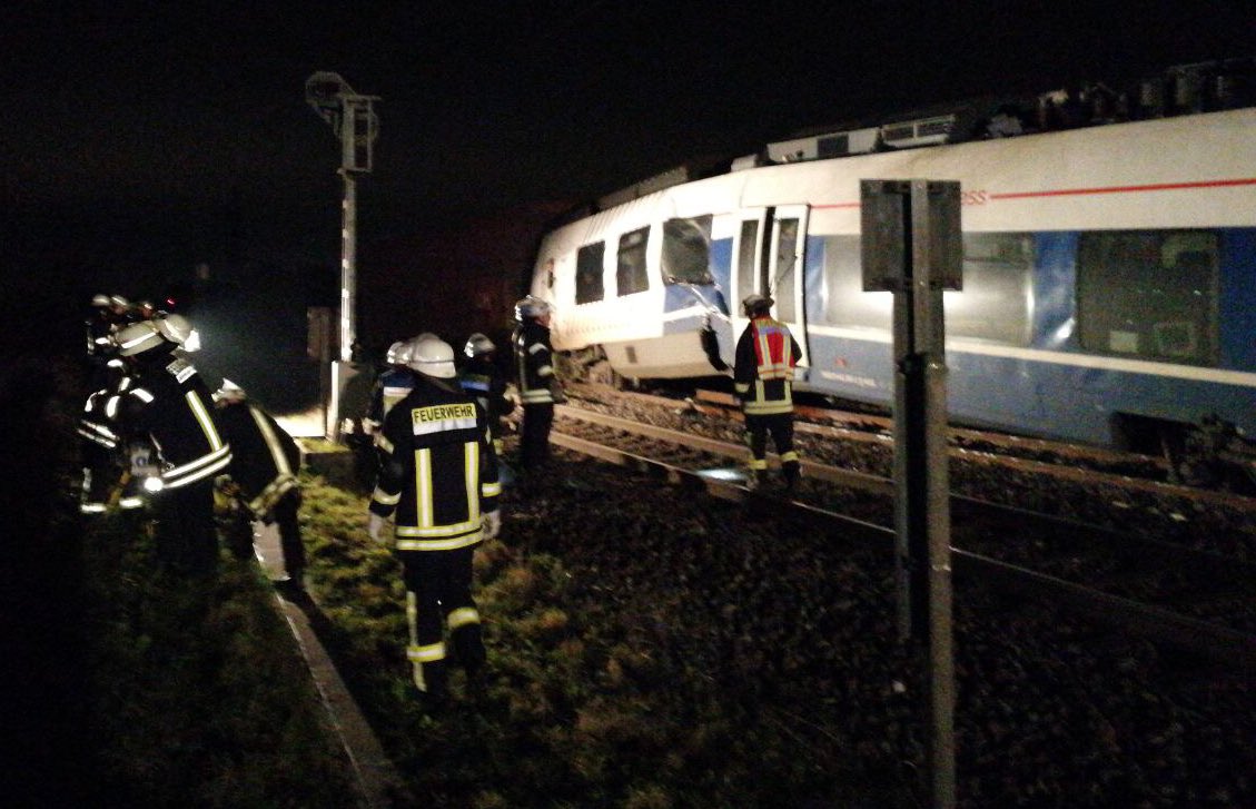 德國梅爾布施州1處火車站附近，發生火車車禍，警消正全力搶救，所幸受傷的47人都沒有生命危險。 圖：翻《每日郵報》推特/梅爾布施消防單位提供