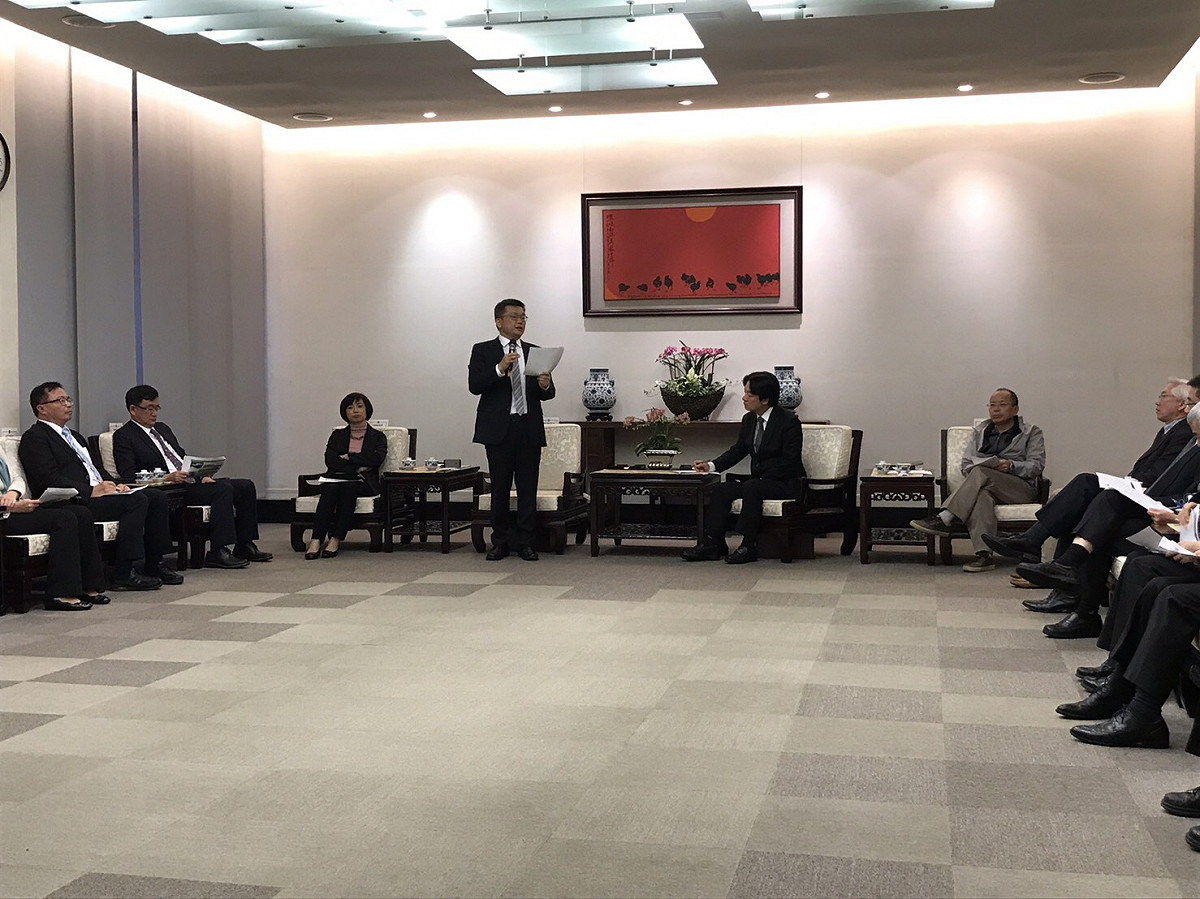 立法院副院長蔡其昌，今天號召9位立委到行政院拜會行政院長賴清德，賴清德宣布展開「反空污大作戰」 圖:蔡其昌辦公室／提供