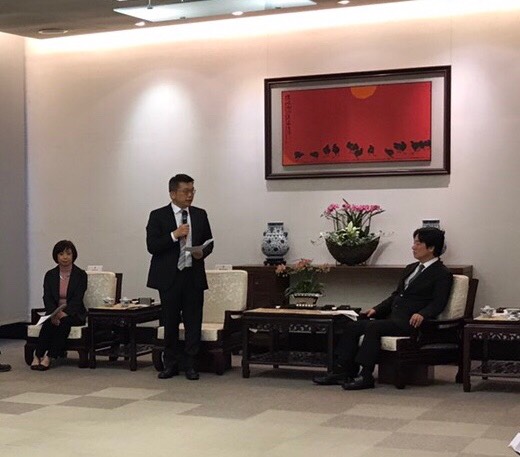立法院副院長蔡其昌（站立者）表示，台電原定台中火力發電廠在114年改為燃汽發電取代燃煤電廠，賴院長宣誓提早到112年實施。 圖:蔡其昌辦公室／提供