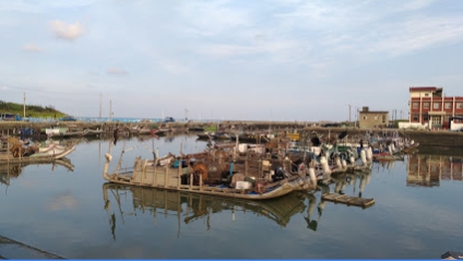 松柏漁港整修完工後，將有魚貨多功能拍賣市場、整網場及周邊景觀改善。 圖：翻攝google圖片