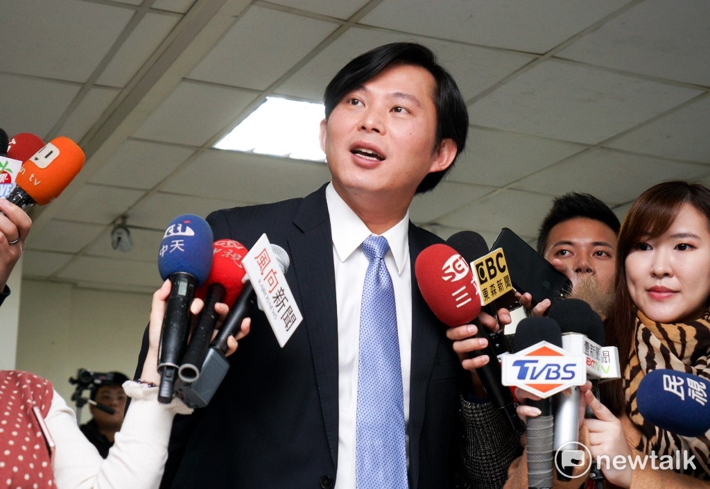 時代力量立委黃國昌出席公職人員公辦電視罷免說明會，針對被指他不關心觀光的指控。對此，黃國昌表示，台灣北海岸本來是被大財團據為己用，自己費盡心力促使國產署順利收回被侵佔土地，使該土地能合理運用。 圖/張良一攝