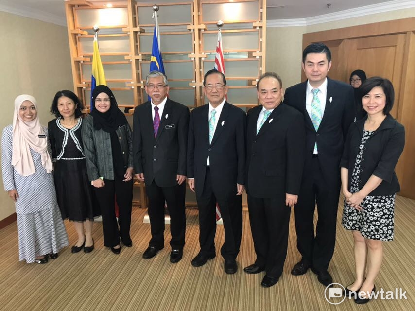 台中市副市長林陵三率團參加亞洲台灣商會聯合總會晚宴，並拜訪吉隆坡副市長Mohd Najib Mohd，並轉交市長林佳龍簽名邀請函，正式邀約吉隆坡官方明年組團到台中參與花博。吉隆坡副市長表示，相當有興趣參與盛會。 圖:台中市府提供