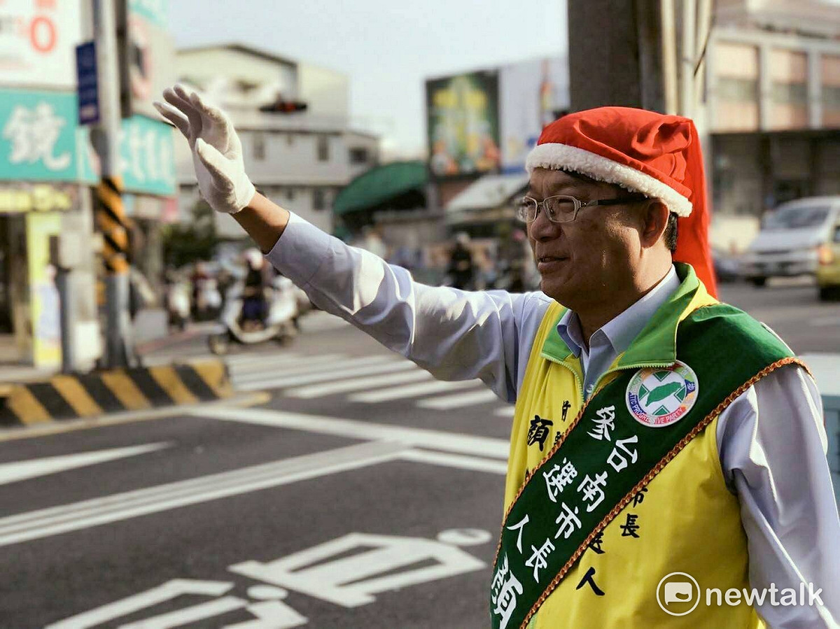 顏純左站在南門路口拜票，並戴上聖誕帽，提早向市民祝福聖誕快樂。 圖 : 黃博郎/攝