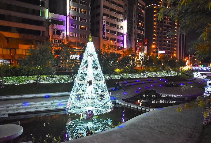 台中市政府今年別出心裁，在柳川打造全台首座9公尺高的水中耶誕樹。 圖 : 翻攝自 NINI AND BLUE 網頁