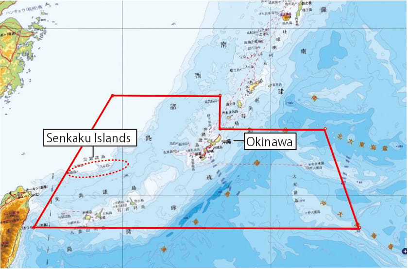 東海的釣魚台（虛線紅圈處）引發主權爭議，包括台灣、日本及中國，都捲入其中。圖中紅線為日本認為其根據1972年沖繩歸還條約取回管理權的區域，其中包括釣魚台。 圖：翻攝日本外務省官網