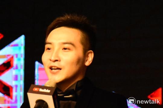 「Youtube百萬訂閱名人堂」頒獎現場，人氣Youtuber「谷阿莫」上台致詞 圖：新頭殼資料照片