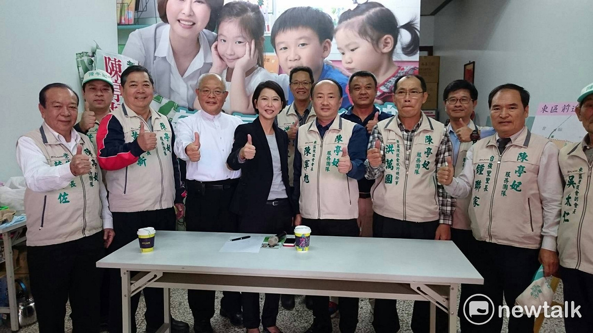 陳亭妃在東區及教育後援會多位重要幹部陪同下，召開政見發表記者會。 圖 : 黃博郎/攝