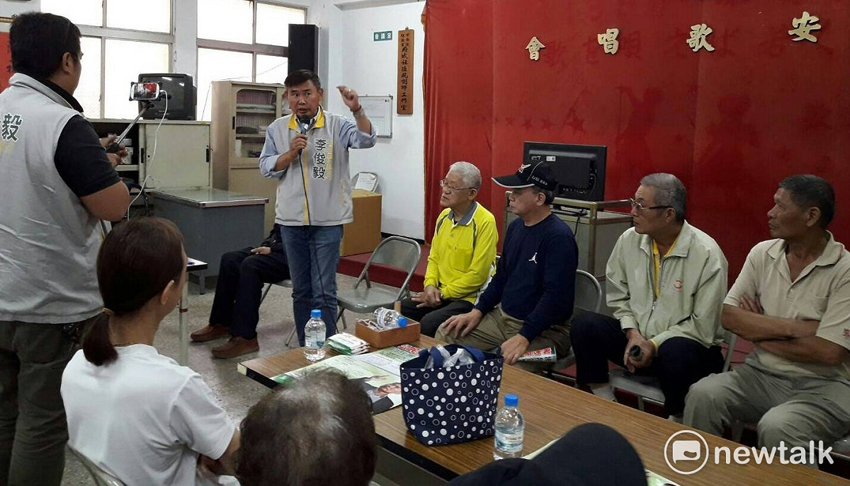 李俊毅近來與 10多位里長座談，里長均不滿里鄰合併之事。 圖 : 黃博郎/攝