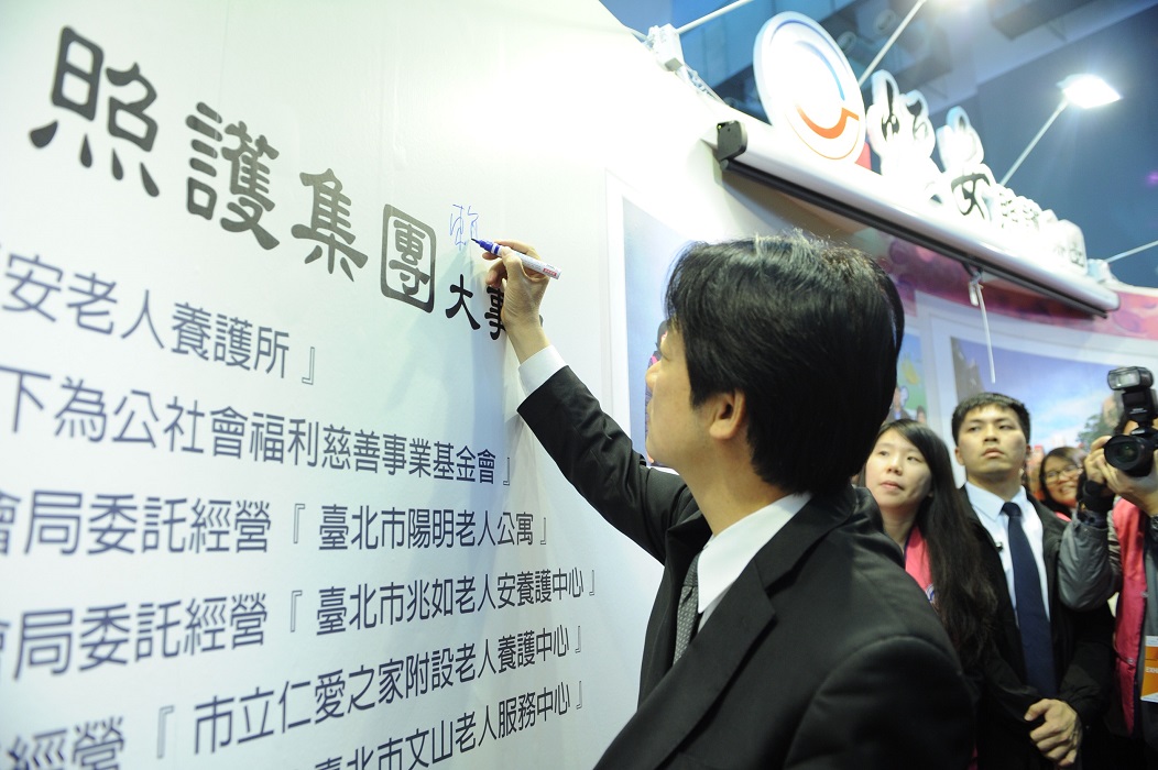 行政院長賴清德今（7）天參觀「2017台灣醫療科技展」。 圖：行政院/提供
