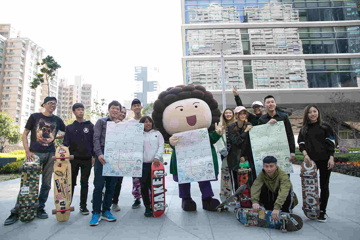 花媽人偶帶著高雄市2018特色年曆，在總圖前快閃發放。 圖：高雄市政府/提供