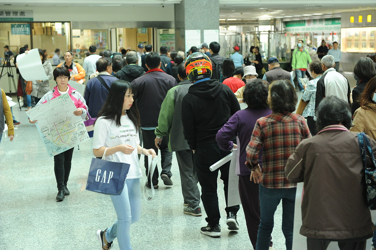 高雄市2018特色年曆，在今早正式公開發放。發放點在活動開始前早已大排長龍。 圖：高雄市政府/提供