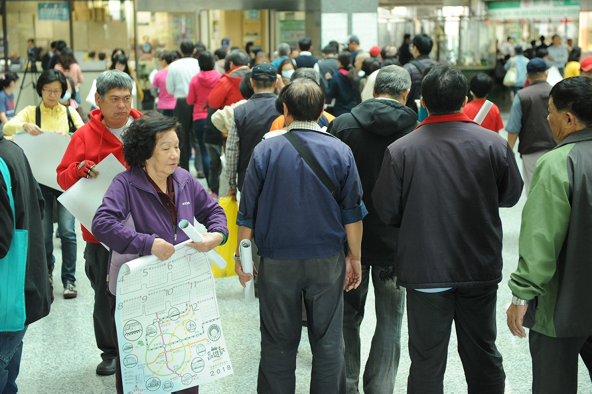 高雄市2018特色年曆，在今早正式公開發放。發放點在活動開始前早已大排長龍。 圖：高雄市政府/提供