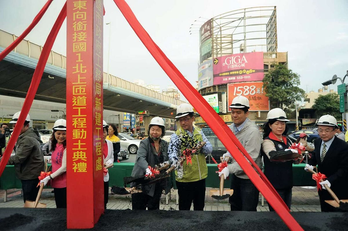 高雄市長陳菊今(7)日出席國10東向銜接國1北上新設匝道開工動土典禮。 圖：高雄市政府/提供