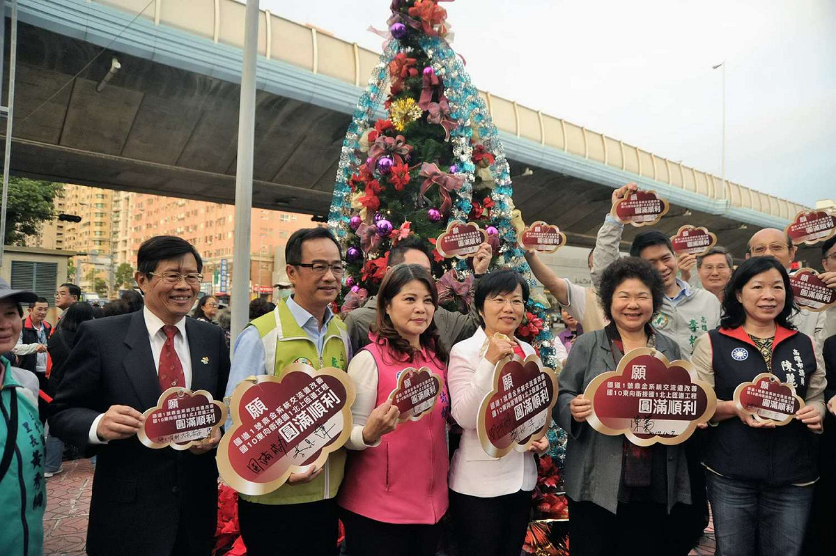 高雄市長陳菊親自持鏟動土、焚香祈福，與鄉親一同分享地方喜事，期許工程順利完成。 圖：高雄市政府/提供