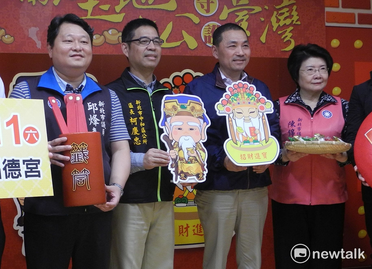 中和區長柯慶忠傳簡訊給里長，內容遭外界質疑；圖為中和區公所 11月辦土地公文化祭，侯友宜、柯慶忠及兩位國民黨議員陳錦錠、邱烽堯參與行前記者會。     圖：王峻昌/攝