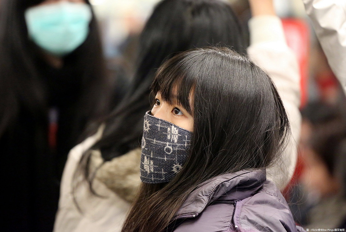 沙塵暴抵台，西半部空氣品質不佳，提醒放假外出朋友記得配戴口罩。 圖：Flickr提供bw Pingu開放權限