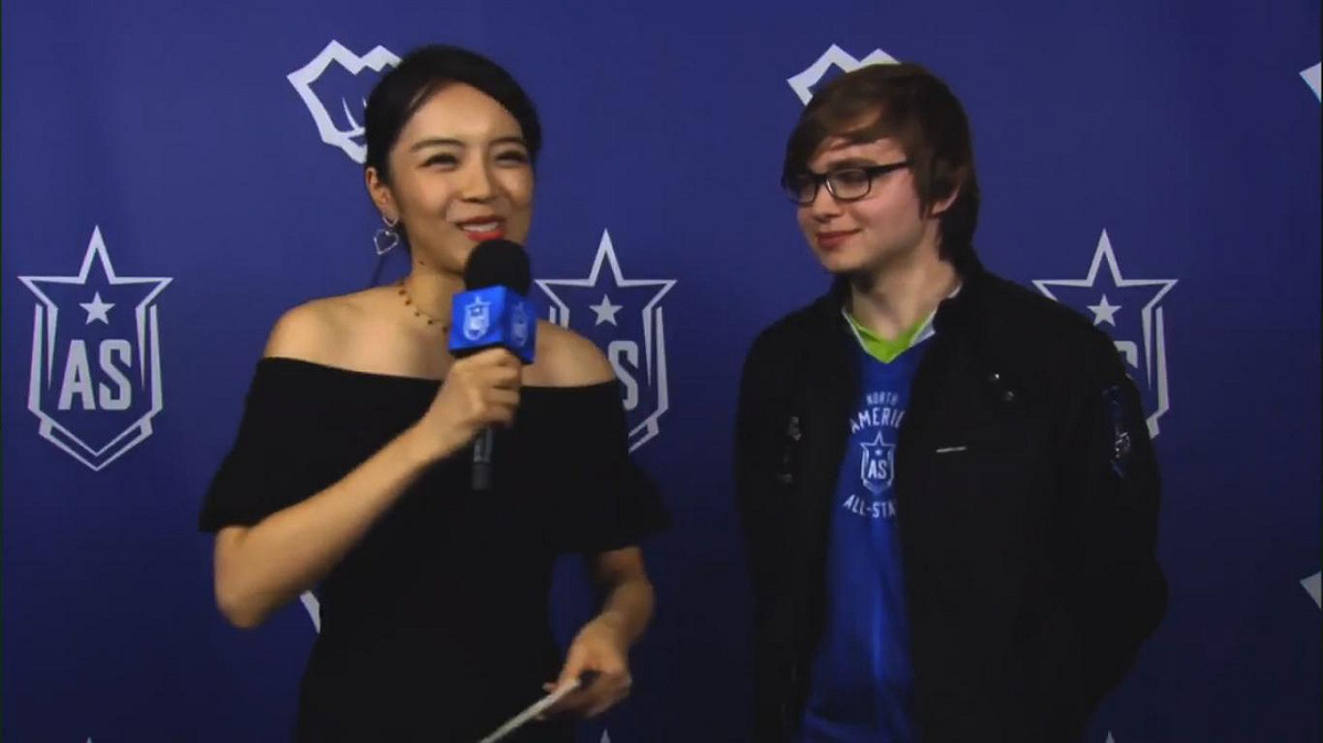 接受賽後採訪的北美選手Sneaky（右）。  圖：翻攝自 LoL Esports YouTube