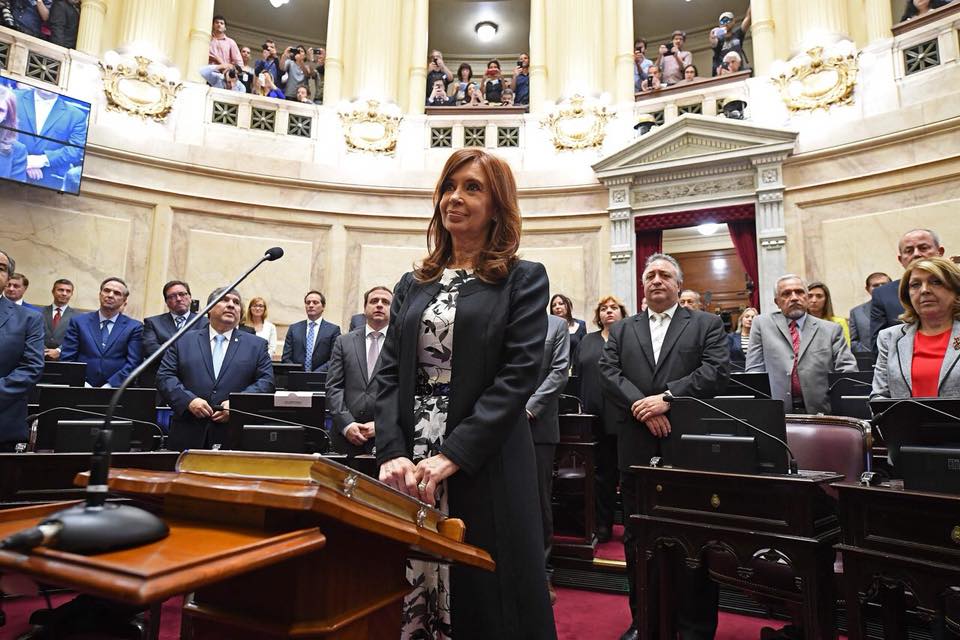 阿根廷卸任女總統克莉斯蒂娜‧費南德茲（中），上月剛當選國會議員就任，就傳出遭到聯邦法官以叛國罪名要逮捕她。 圖：翻攝克莉斯蒂娜‧費南德茲臉書