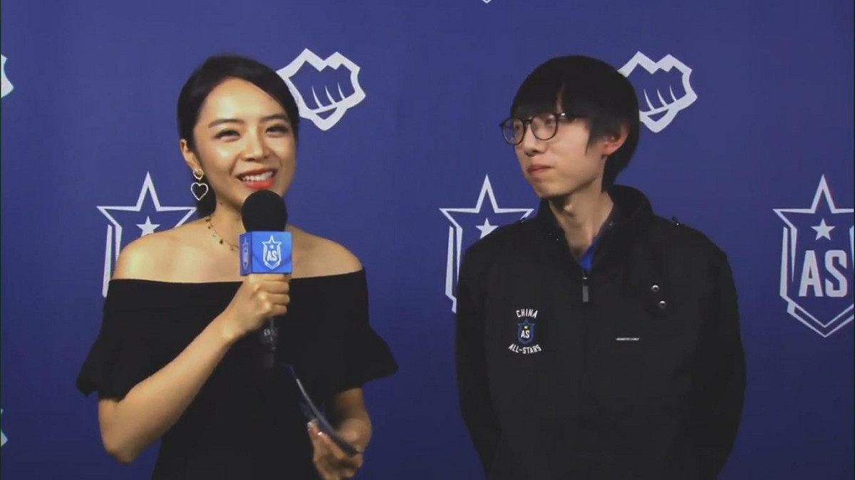 《英雄聯盟》明星賽，賽後接受採訪的「麻辣香鍋」Mlxg（右）。 圖：翻攝自 LoL Esports YouTube