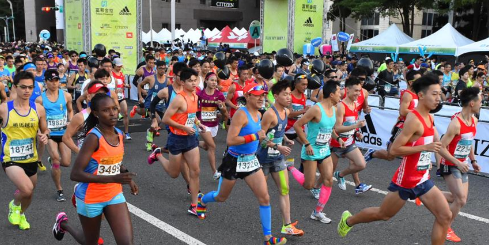 為了方便參賽者能搭乘捷運參加2017台北馬拉松活動，北捷特地提前於12/17清晨5時20分發出首班車， 圖：翻攝自2017台北馬拉松官方網站