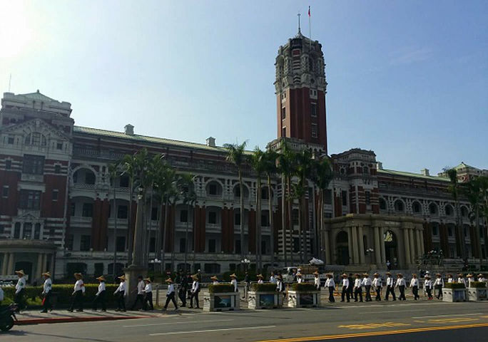 人民作主基金會8日下午將進坐凱道；圖為之前繞行凱道活動照片。 圖：人民作主基金會（資料照片）
