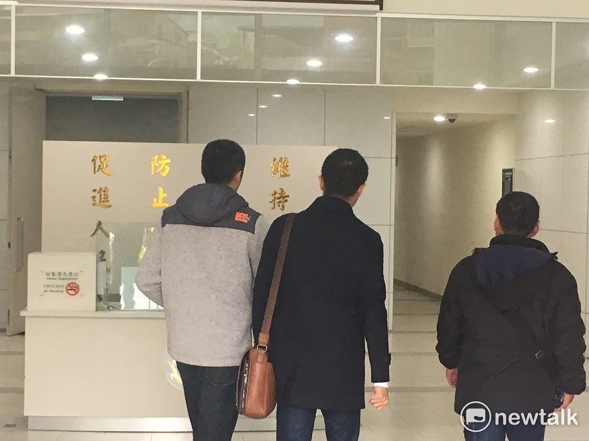 時力新北黨部今（8）日帶著相關事證前往新北市警察局汐止分局報案。 圖：黃韋銓/攝