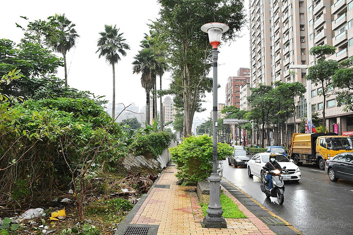 桃園區大興西路是串連中路特區及藝文特區的主幹道，桃園市政府改善大興西路雙向人行道作為示範區。 圖：桃園市政府／提供