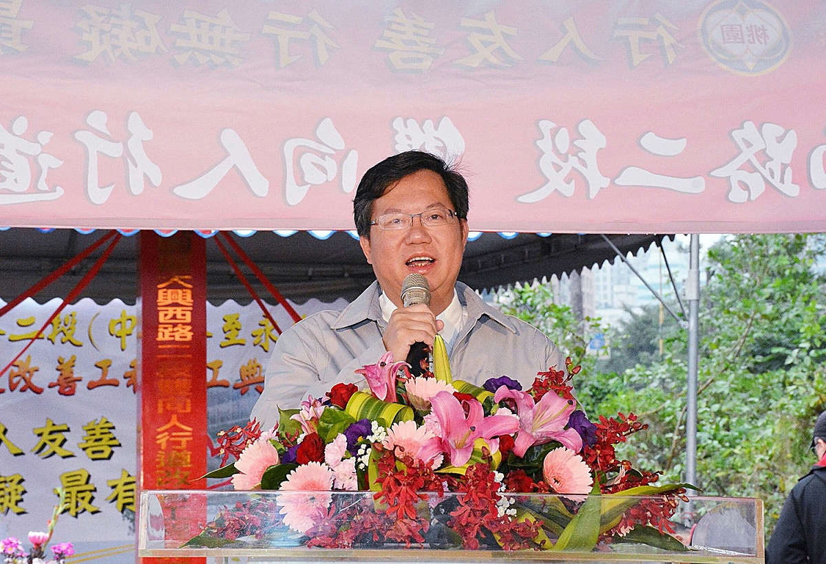 鄭文燦表示，本次桃園區大興西路二段（永安路到中正路）雙向人行道改善工程，人行道總長約1,928公尺，總經費約4,000萬元，預定明（107）年6月完成。 圖：桃園市政府／提供